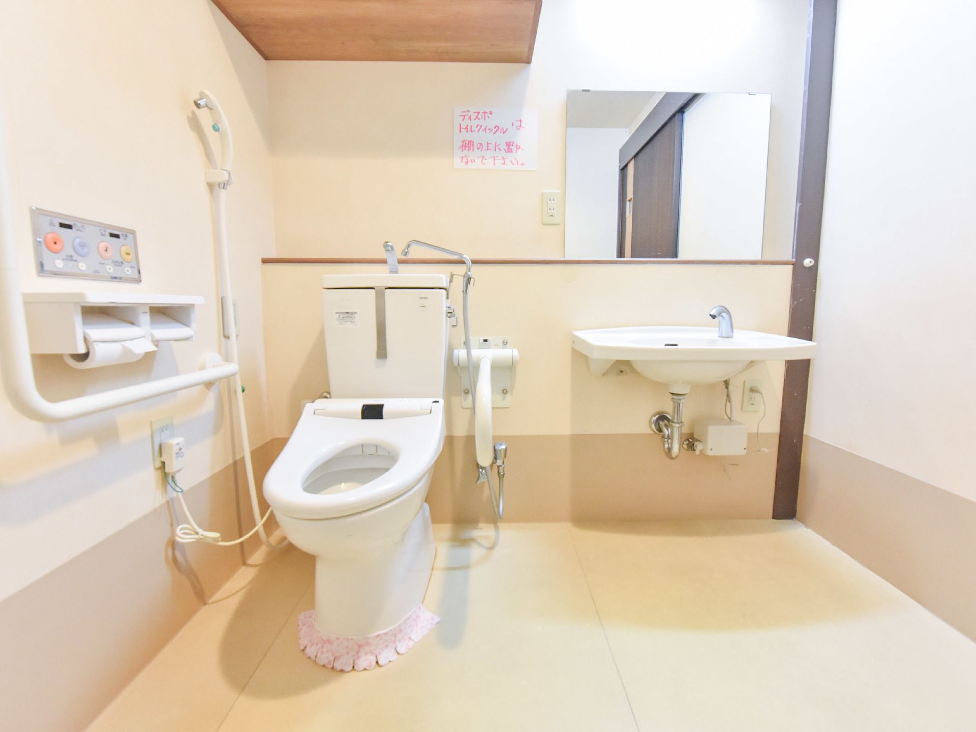 トイレがある部屋には洗面台も設置されている。洗面台があるのでトイレ後の手洗いもすぐにすることが出来る。