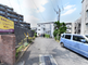 静かな住宅街にある施設の外観