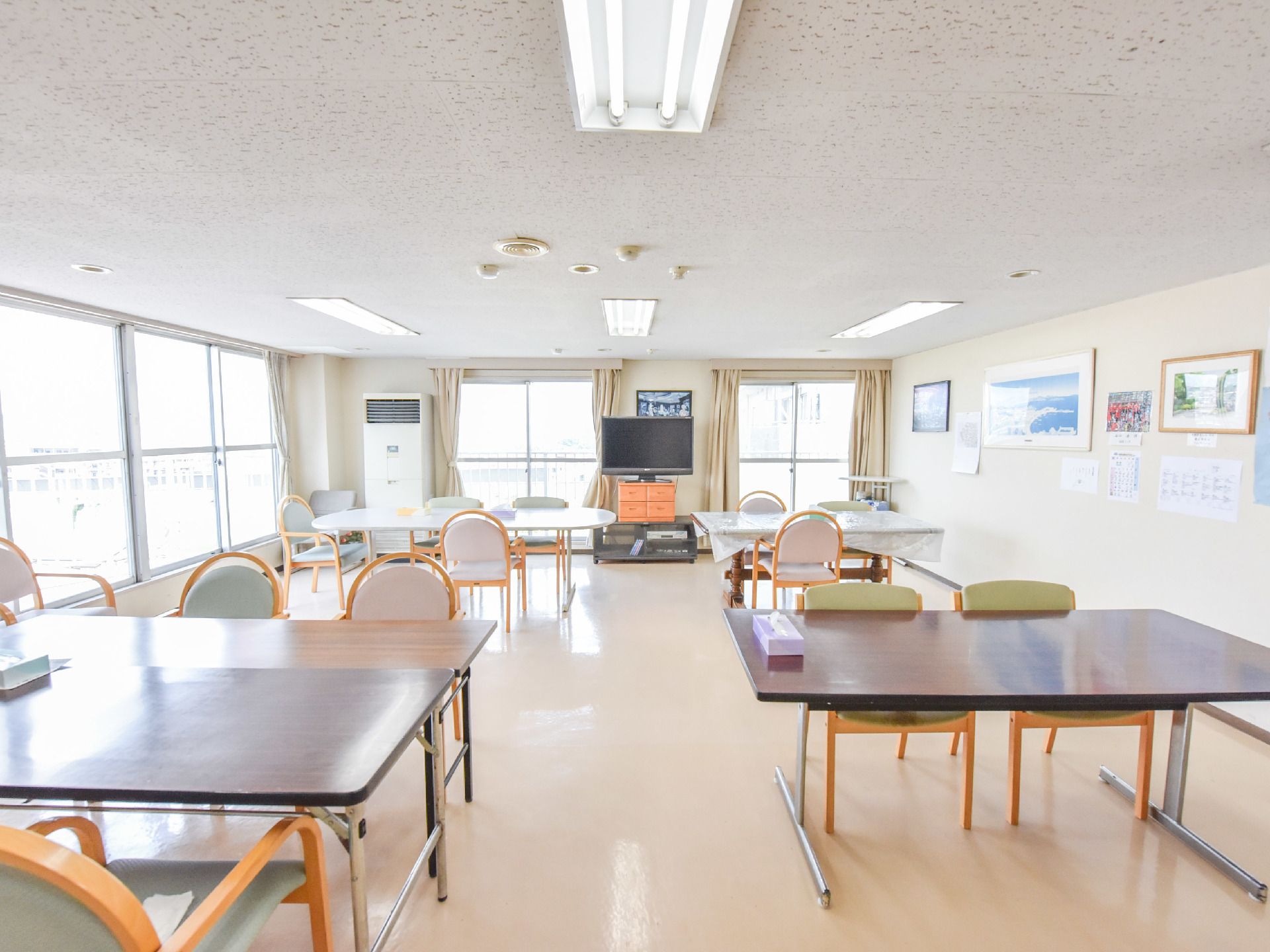 窓がたくさんあり明るく、外の景色を楽しむことができる部屋になっている。イスと机が置かれており、テレビを大勢で楽しむこともできる。