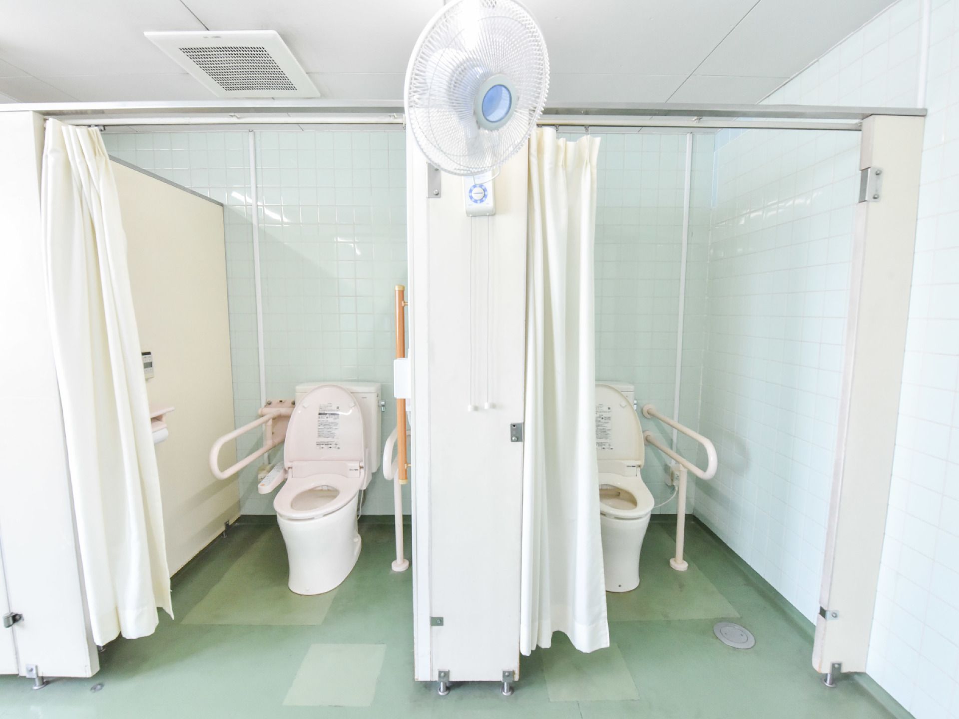 トイレは、出入り口がカーテンで仕切られているので、出入りがしやすくなっている。広々としたスペースがあり、車いすでも使いやすい。