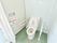 便器の両側に手すりが取り付けられたトイレは立ち上がりやすく、温水洗浄便座で、ボタンが壁にもついているので押しやすくなっている。