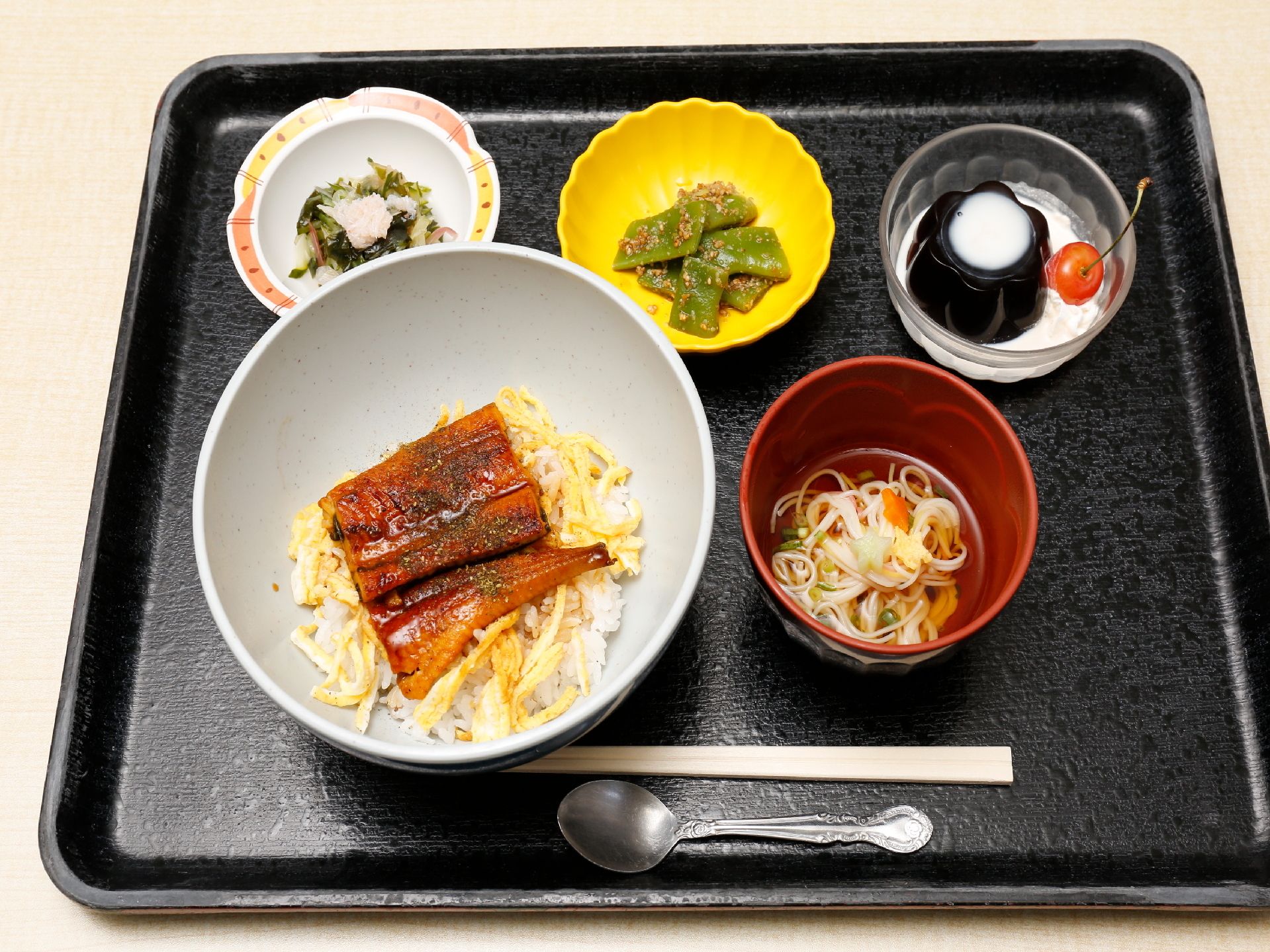 食事は和食を中心とした家庭料理である。ウナギやおかず、デザートなど、栄養バランスのとれたメニューが用意されている。