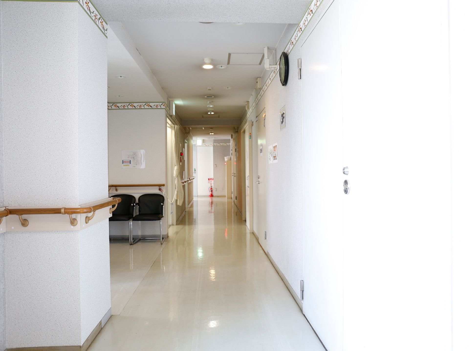 廊下は明るく広々としており、清潔に保たれている。壁沿いには連続して手すりが設置されているので、安心して移動できる。
