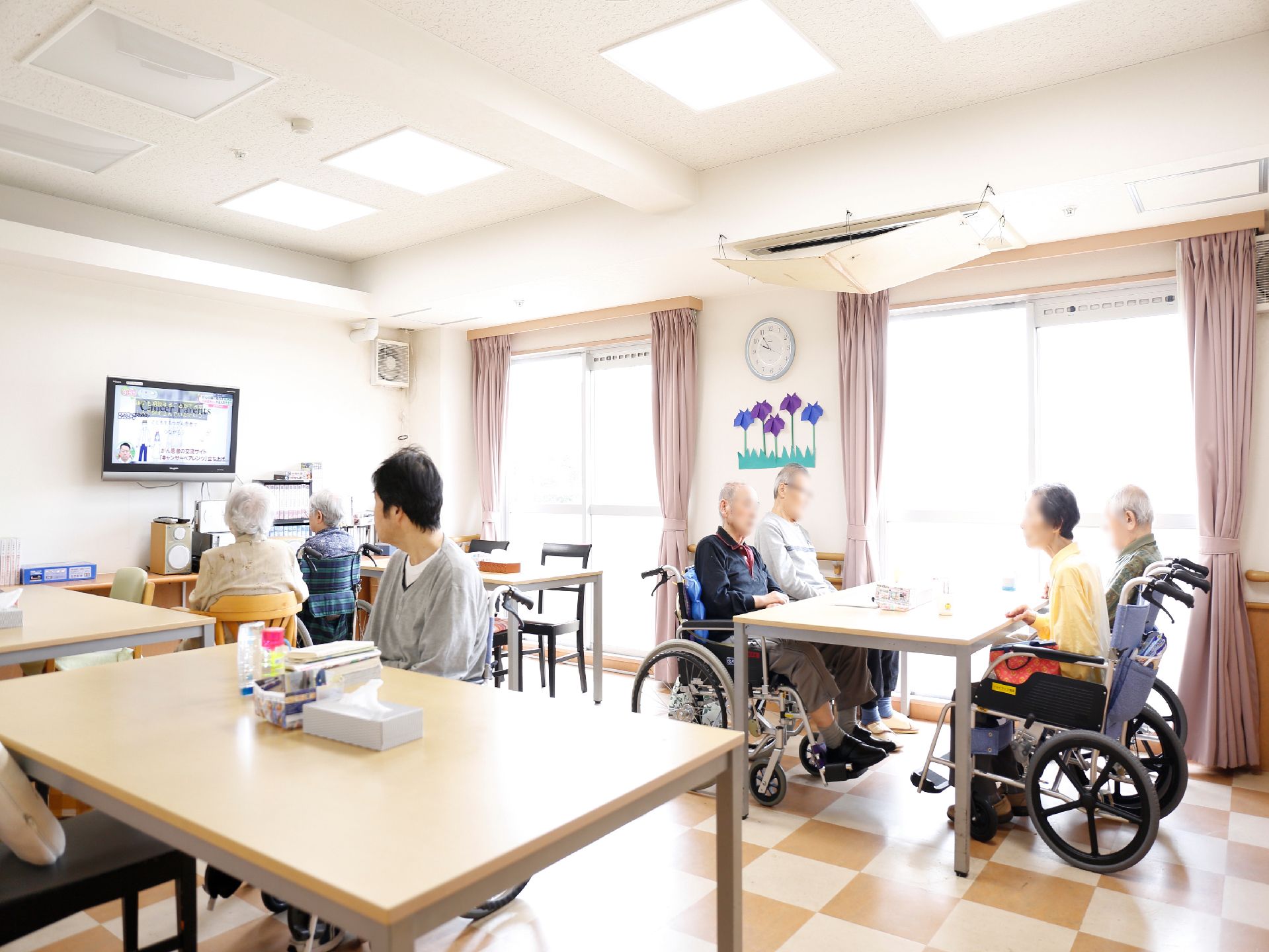 明るい雰囲気の広々した空間。大きめのテーブルといすが設置されていて、入居者同士の交流や趣味など色々なことに利用できる。