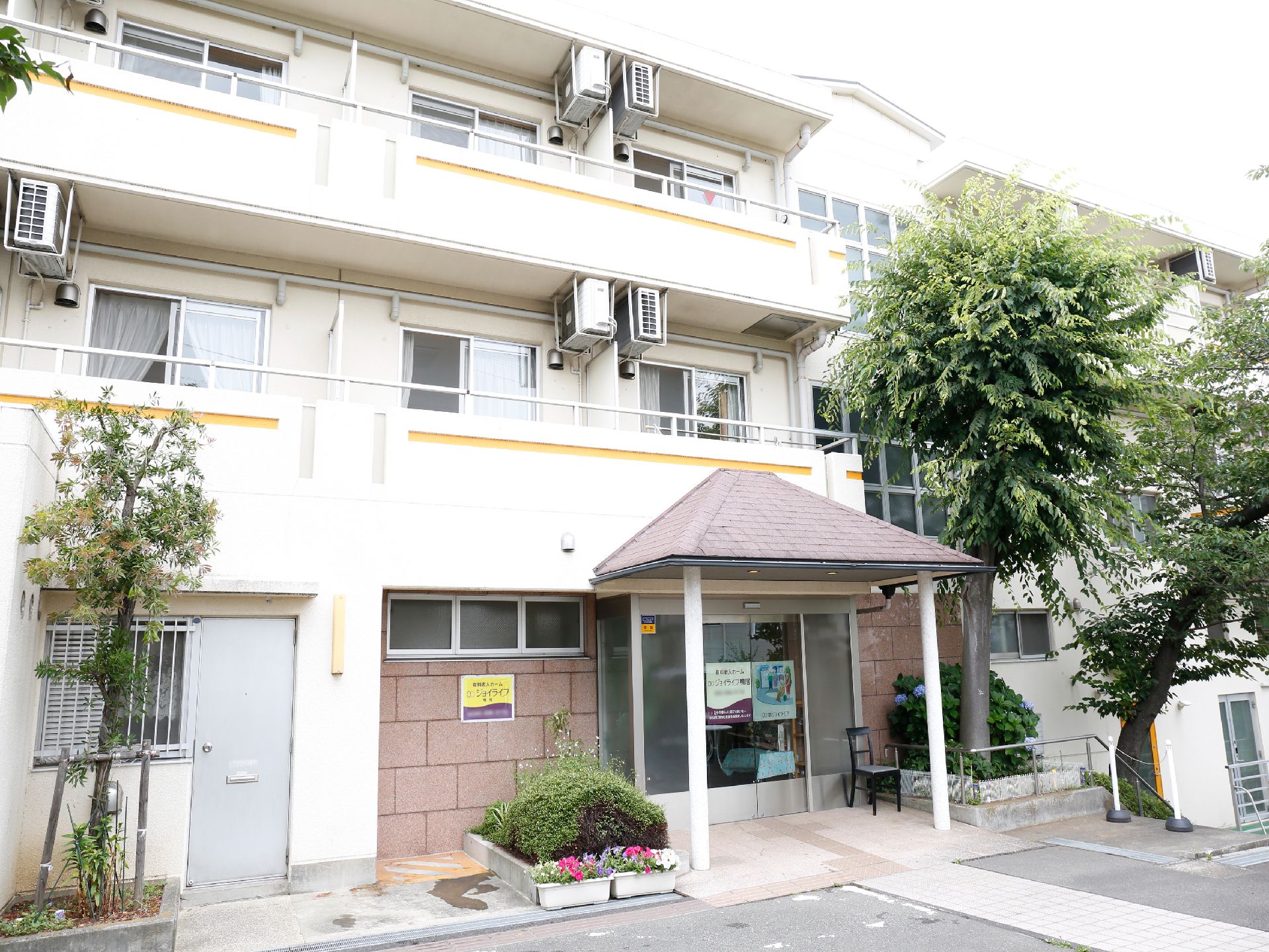 3階建ての建物で入口付近に木が植えてあったり、フラットな床で自動ドアなので、車椅子の方でも出入りがスムーズである。