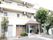 3階建ての建物で入口付近に木が植えてあったり、フラットな床で自動ドアなので、車椅子の方でも出入りがスムーズである。
