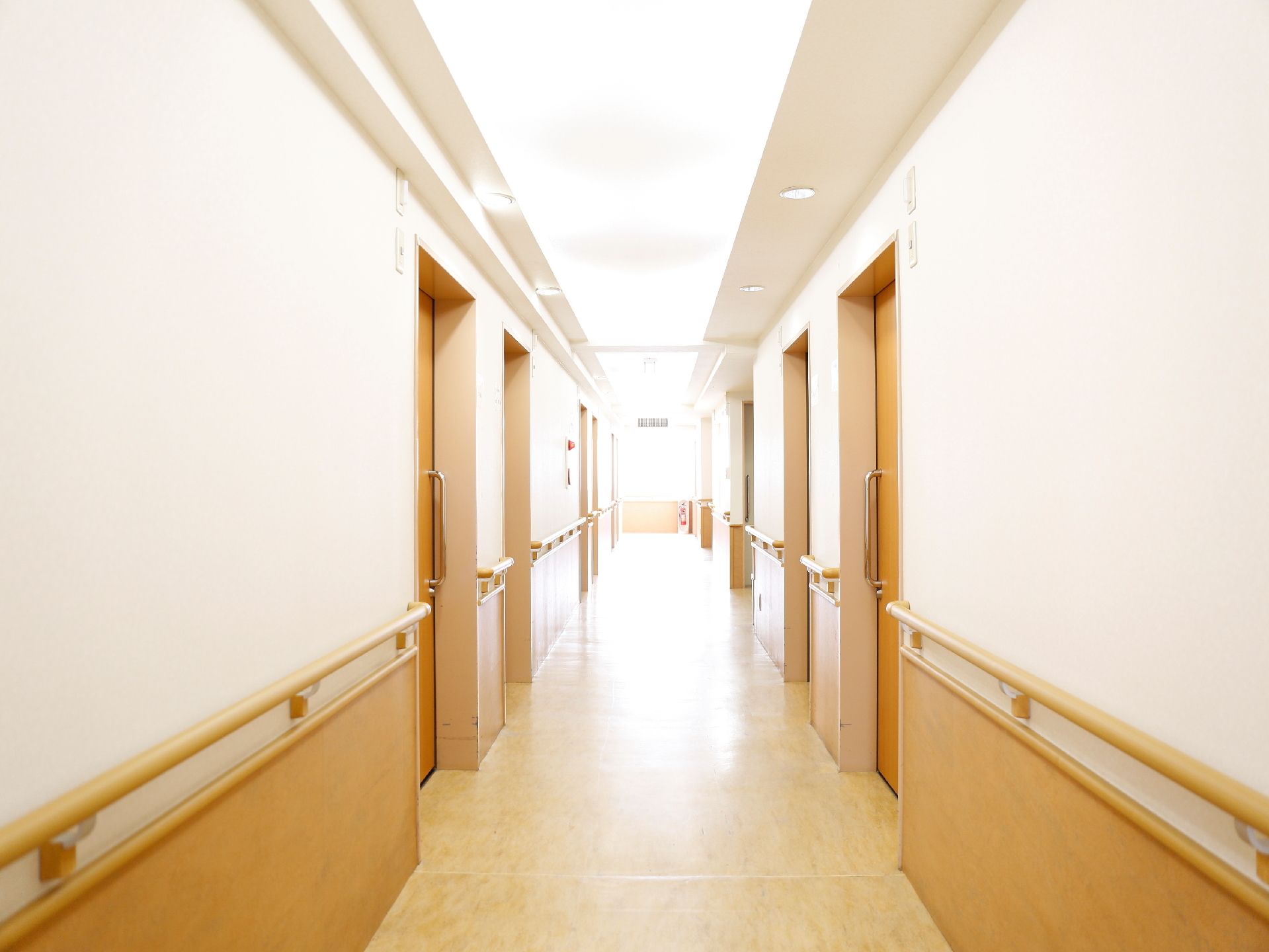通路の両脇には手すりが設けてあるので、歩行が困難な人でも捕まりながら歩くことができる。突き当りに消火器が置いてある。