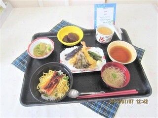 天ぷらの盛り合わせとちらし寿司のセット