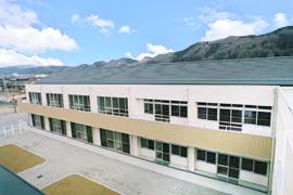 広々とした建物外観