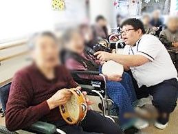楽器を楽しむ様子