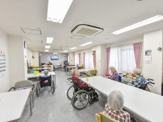 テーブルが並んだ部屋