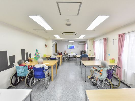 テーブルが並んだ部屋