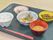 黒いお盆の上に食事が用意されている。ごはんやお味噌汁、おかずが入った器は料理をよりおいしく見せている。