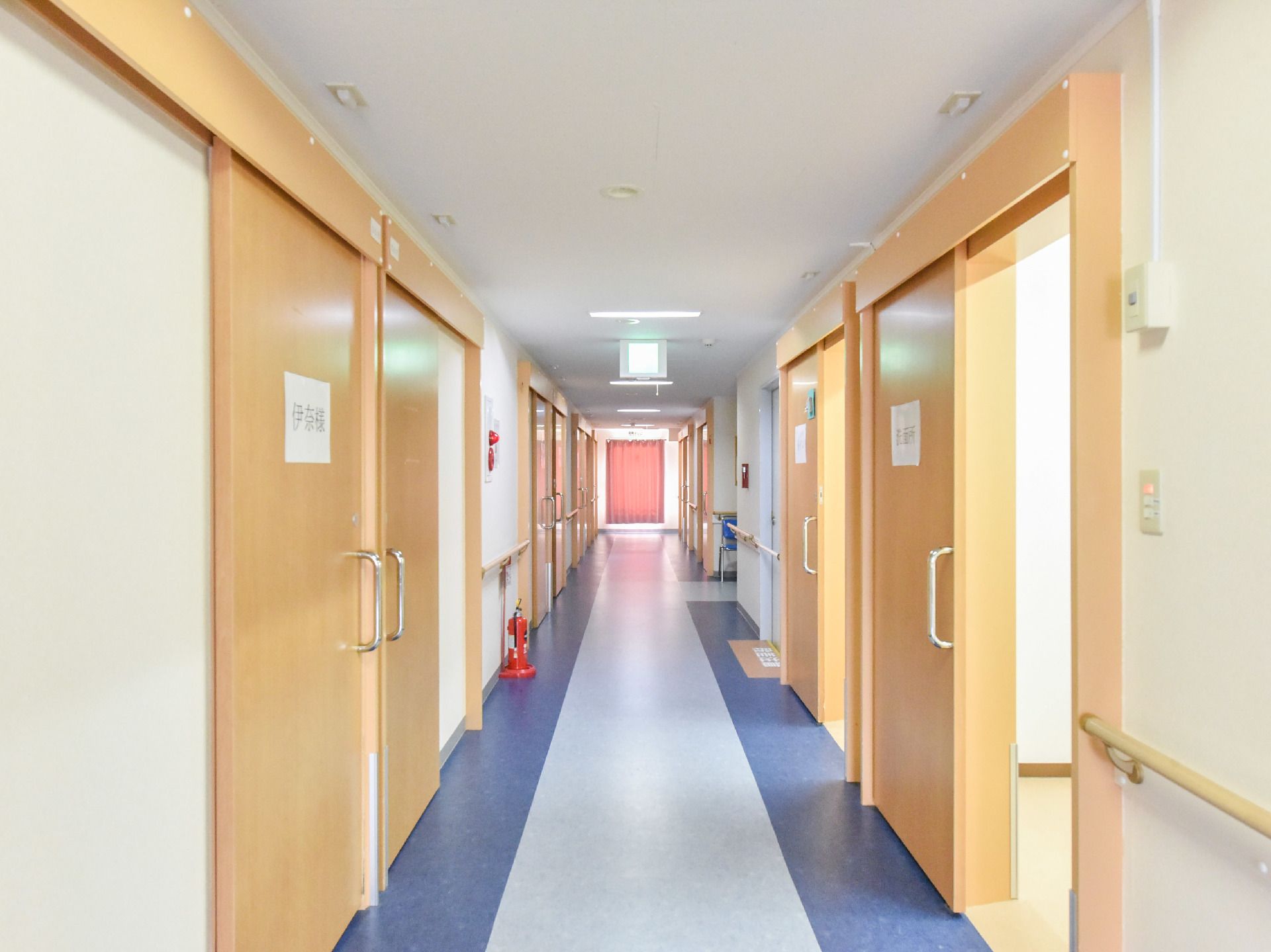 青色とグレーの2色でなる廊下の両側は入居者の個室となっている。個室の扉には入居者名が大きく書かれており、入居者にわかりやすくなっている。