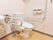 多目的トイレにはウォシュレットの付いた、洋式タイプの便器が用意されている。また壁には可動式の手すりが取り付けられている。