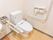 多目的トイレの便器横には、万が一の事態に備えて呼び出しボタンが用意されている。また倒れ込んでも使えように、紐が取り付けられている。
