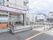閑静な住宅街に立地している施設の入り口の画像。玄関のドアは幅広く、駐車場からはスロープで誘導されている。