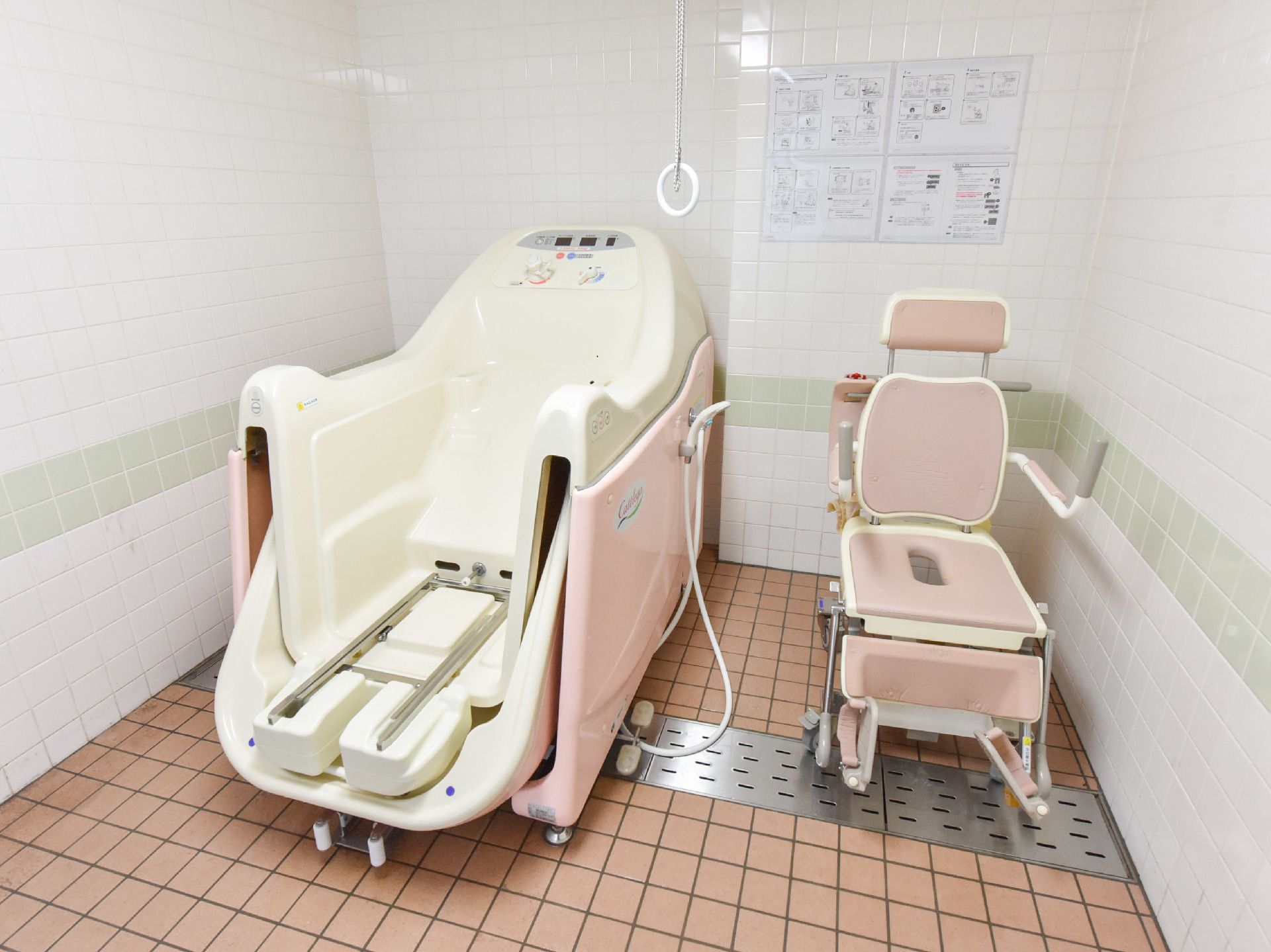 施設内には介護用入浴機器が置かれた、機械浴のバスルームを完備している。足の不自由な人でも、座ったままで入浴が可能となっている。