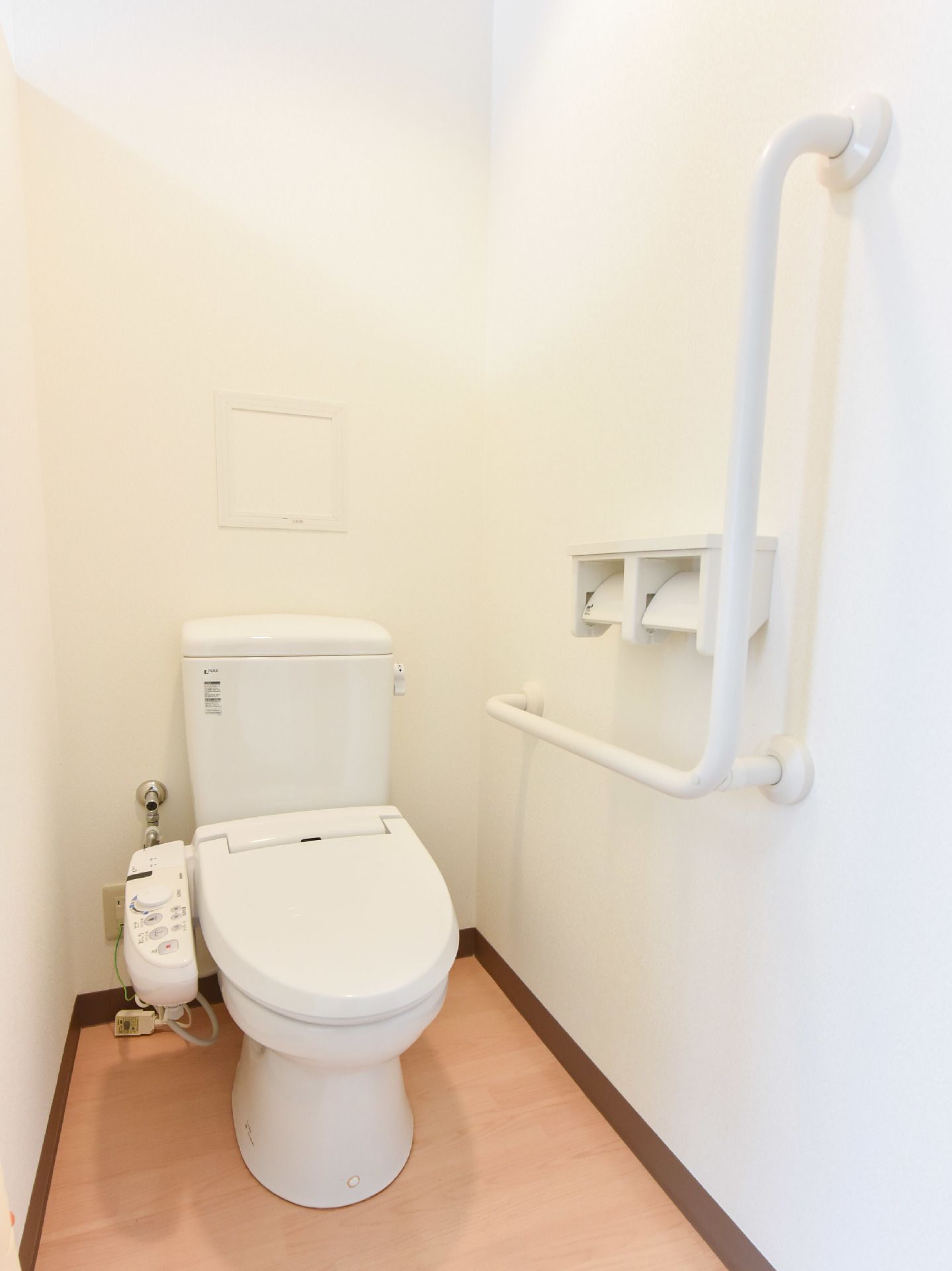 居室のトイレにはウォシュレットの付いた、洋式便器を設置している。また足の不自由な高齢者のために、手すりが取り付けられている。