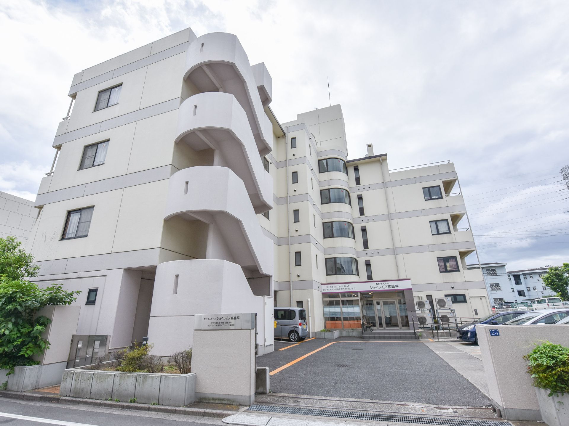 道路に面した広々とした敷地に駐車場が設けられた4階建ての施設が建てられている。道路から入り口まではバリアフリーになっている。