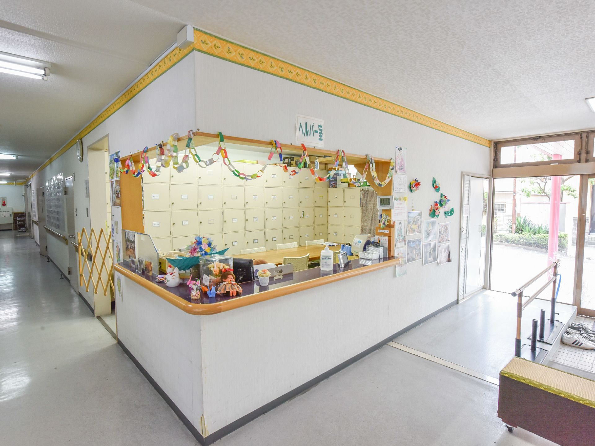 玄関を入ると右手にヘルパー室がある。折り紙で作った飾りがかざってあったり、ぬいぐるみがカウンターにあり、かわいらしい雰囲気になっている。