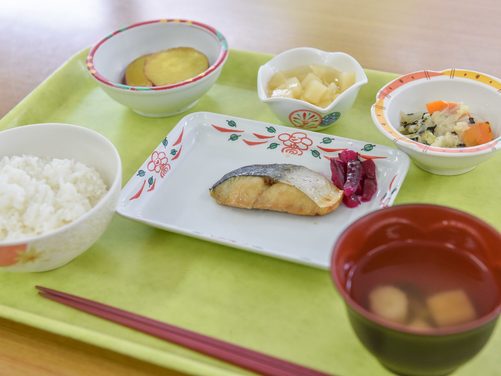 栄養バランスが考えられた食事を摂ることができる。魚や煮物、フルーツと品数も多く、色彩豊かな献立になっている。