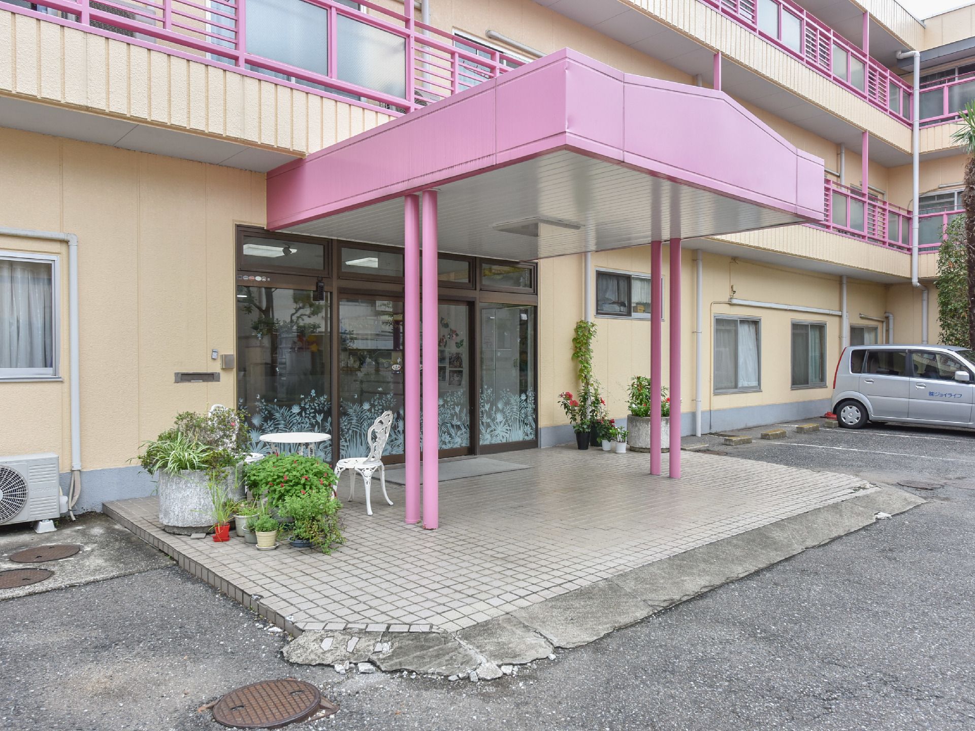 ジョイライフさいたまの外観。駐車場を完備した大きく、明るい外壁の親しみやすい外観の建物となっています。