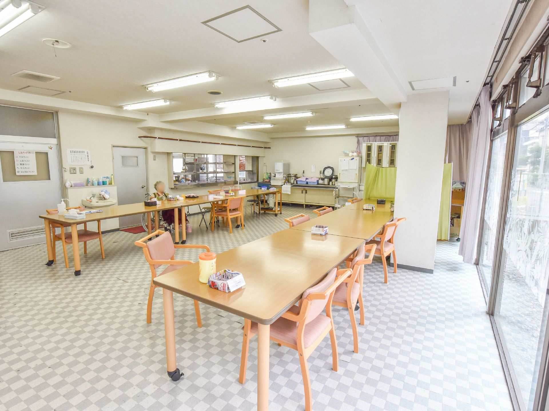 広々としていて明るい食堂は、机の間隔が余裕があり、車いすの方の移動もスムーズにできるようになっている。