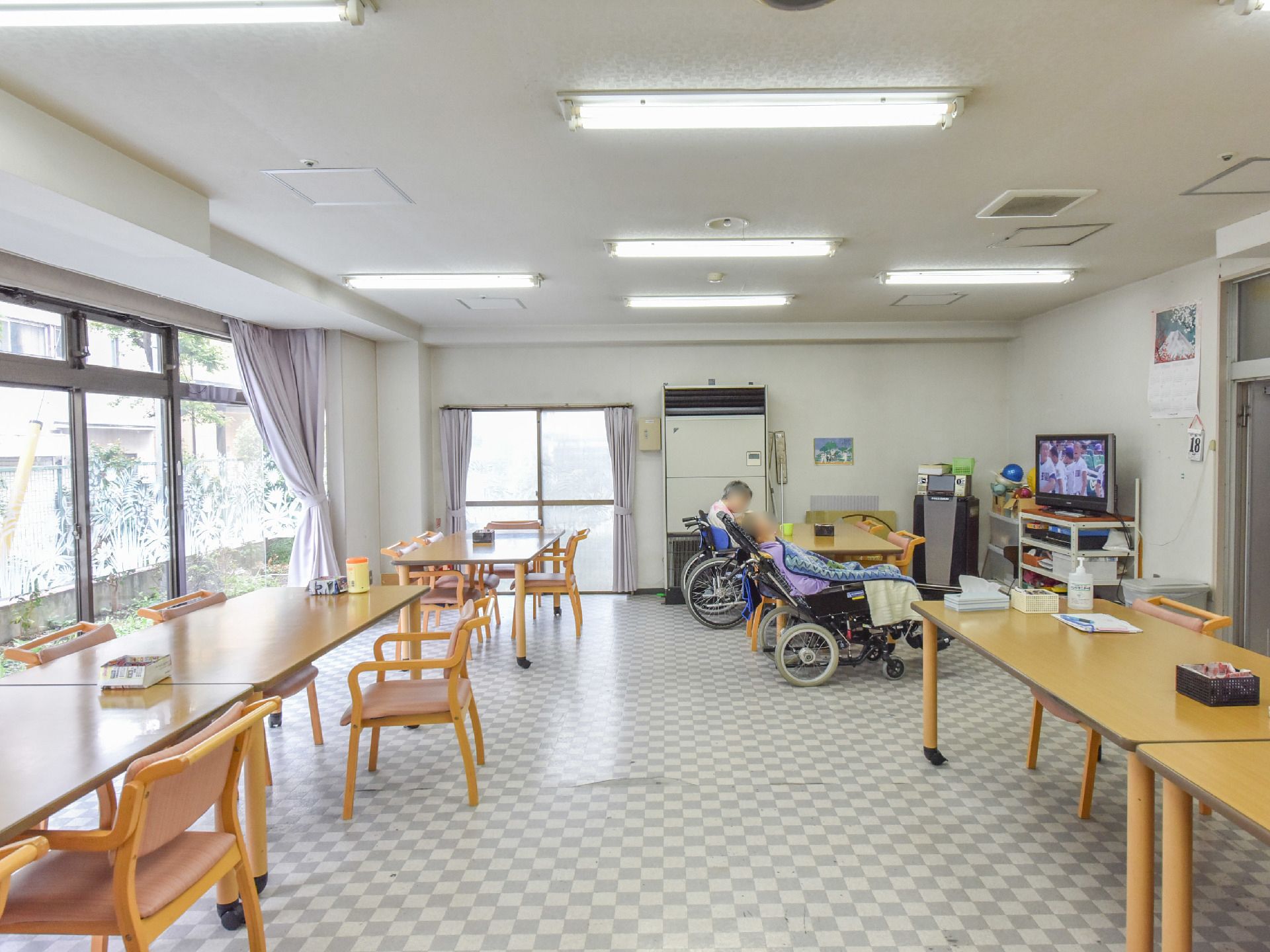 外からの光が入る明るい食堂は、広々としていて景色を楽しむことができる。テーブルとひじ掛け付きのイスがあり、ゆったりと座ることができる。