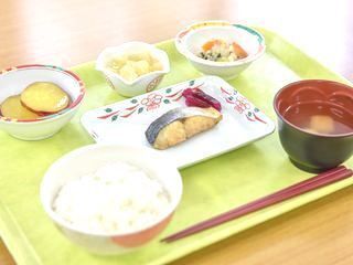 焼き魚とさつまいもの甘煮、サラダとごはんと味噌汁のセット