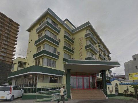 ジョイライフ鯛の浦の外観。黄色く明るいおしゃれな外壁の、大きくしっかりとした外観となっております。