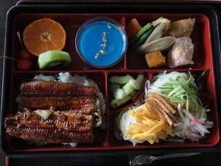 うな重とそうめんと野菜の煮物とみかんやゼリー