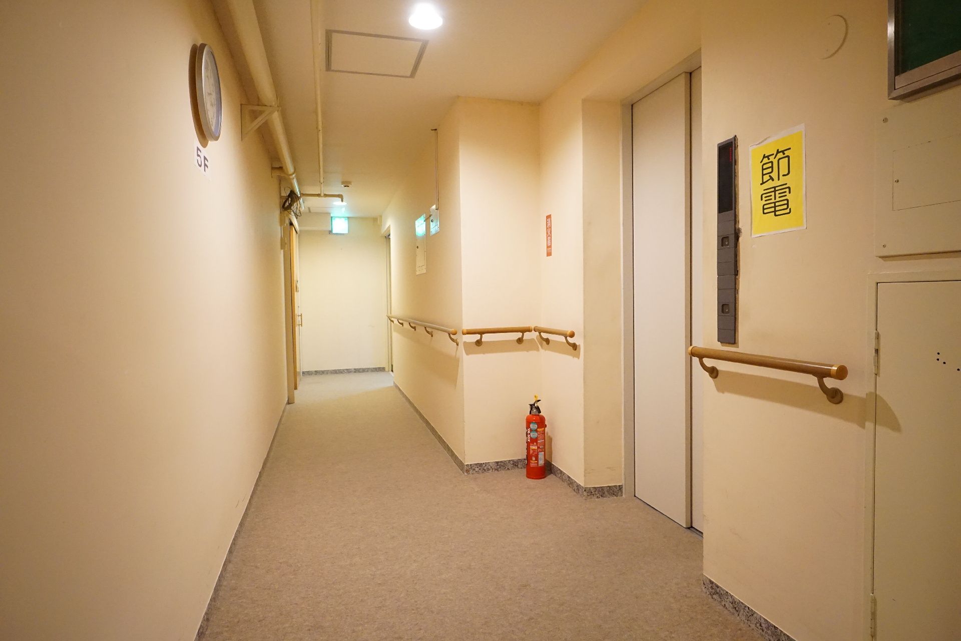 手すりが設置され、段差がほとんどない廊下