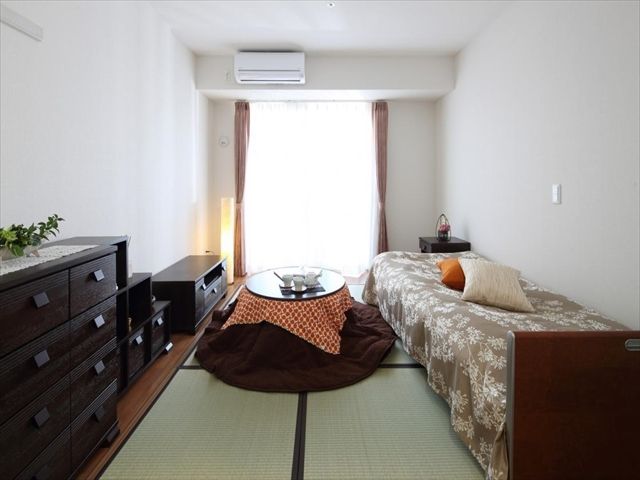 黒で統一された調度類が壁際や部屋の中央に並べられた居室