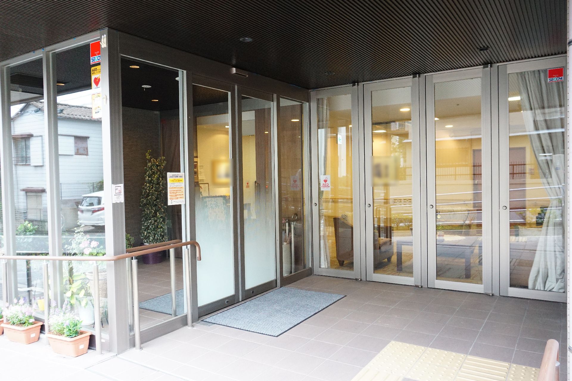 利用者が入りやすいように引き戸になっている玄関