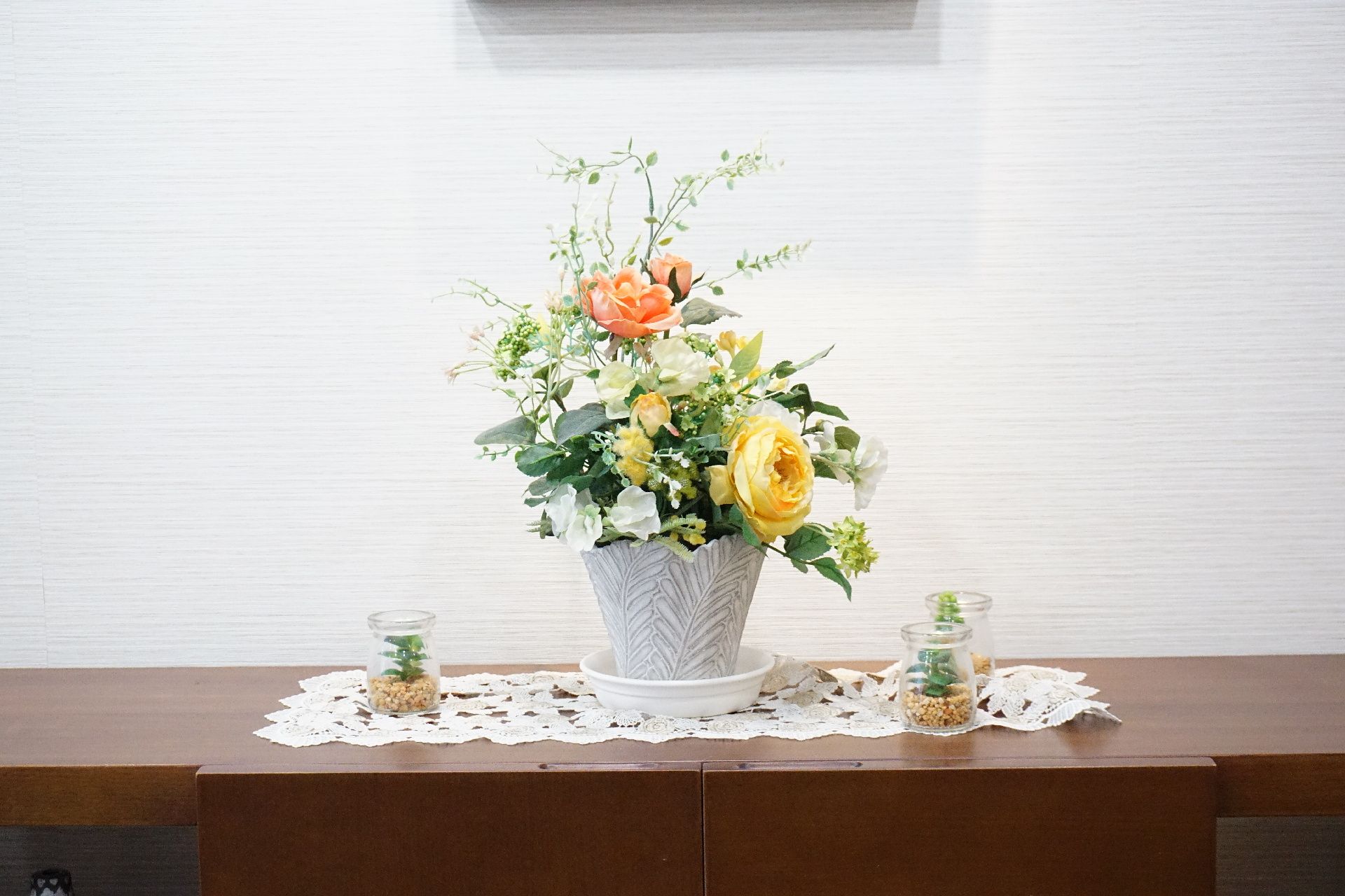 テーブルの上に設置された花が植えられた花瓶