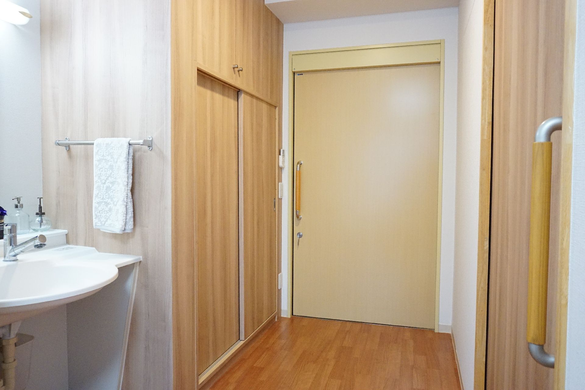 トイレや洗面台、収納棚が設置された居室