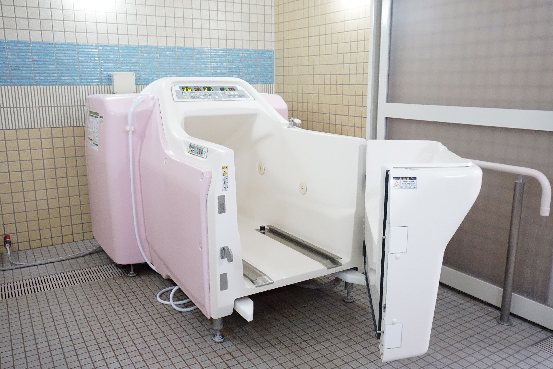 転倒防止のために足元にタイルを設置して滑りにくくした浴室