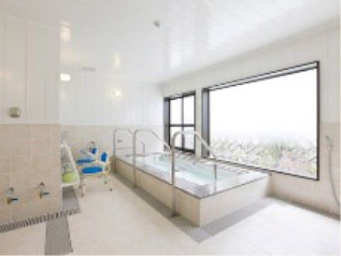 いっぷくの郷 春藤園の浴室。日々入居者様同士で賑やかに、楽しくご入浴いただいております。手すりがございますので安心してご入浴いただけます。