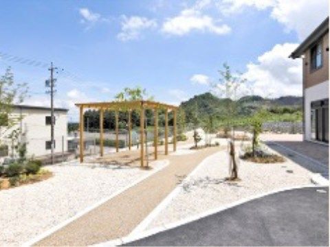 いっぷくの郷 春藤園の中庭。日々の生活を彩る友人とのお話をより一層お楽しみいただける環境をご用意しております。