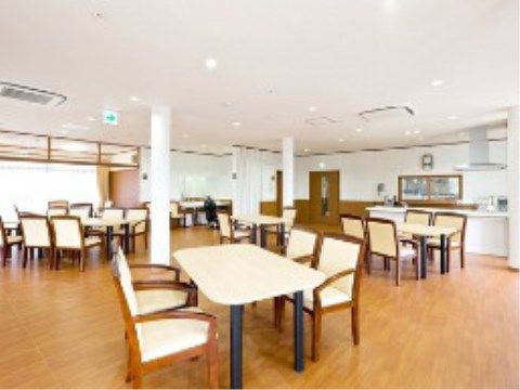 いっぷくの郷 春藤園のダイニング。日々大勢の入居者様で大いに盛り上がってのお食事となっております。