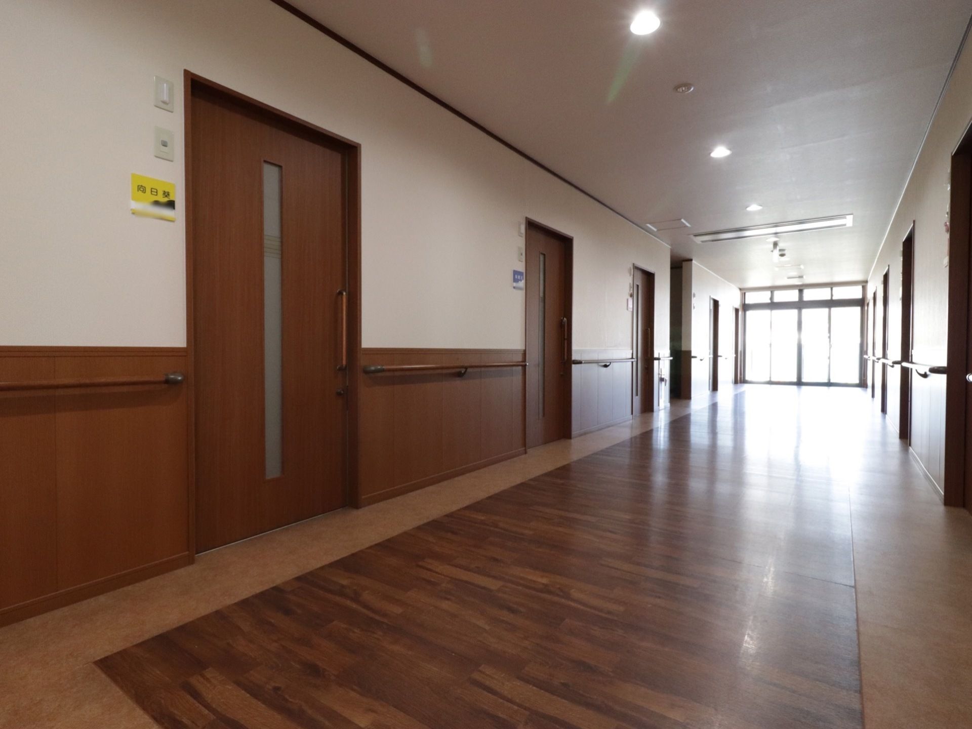 広々とした通路の床は、段差のないバリアフリーとなっている。また壁の両側には、ハンドレールが取り付けられている。