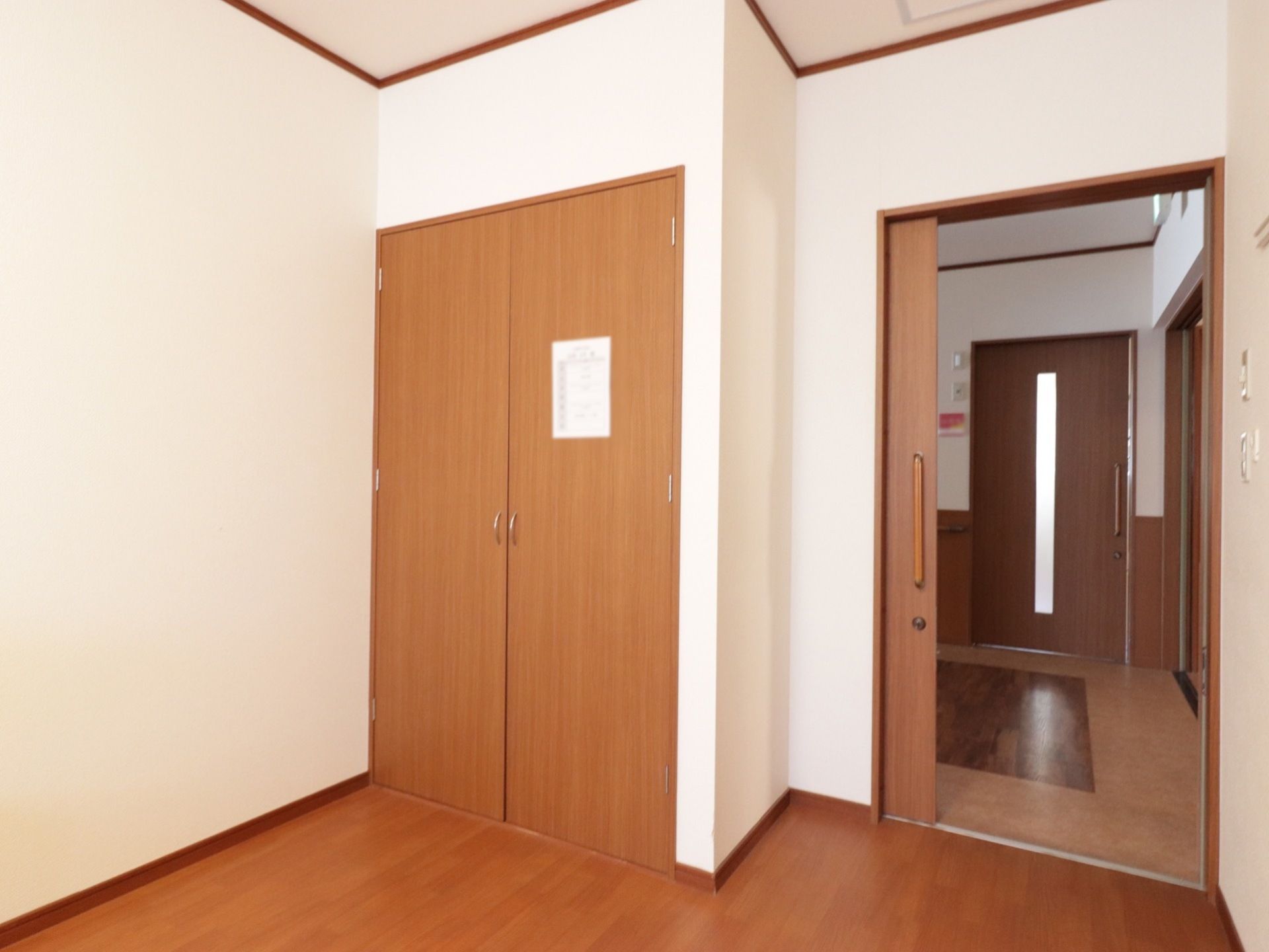 広々とした居室の床は、段差のないバリアフリーとなっている。また室内には、クローゼットを備え付けている。