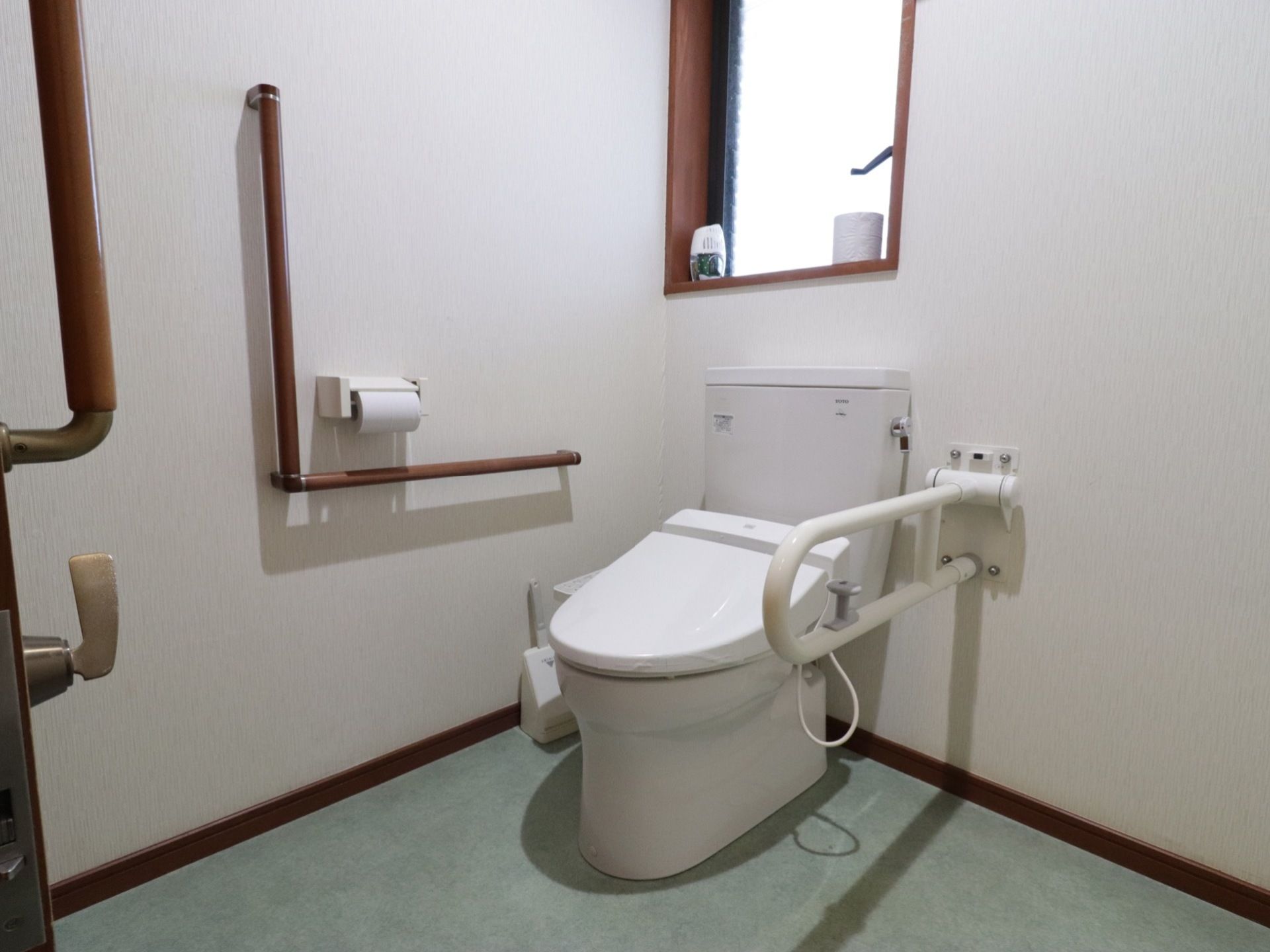 トイレには温水洗浄便座のついた、洋式便器を設置している。また壁には、可動式の手すりが取り付けられている。