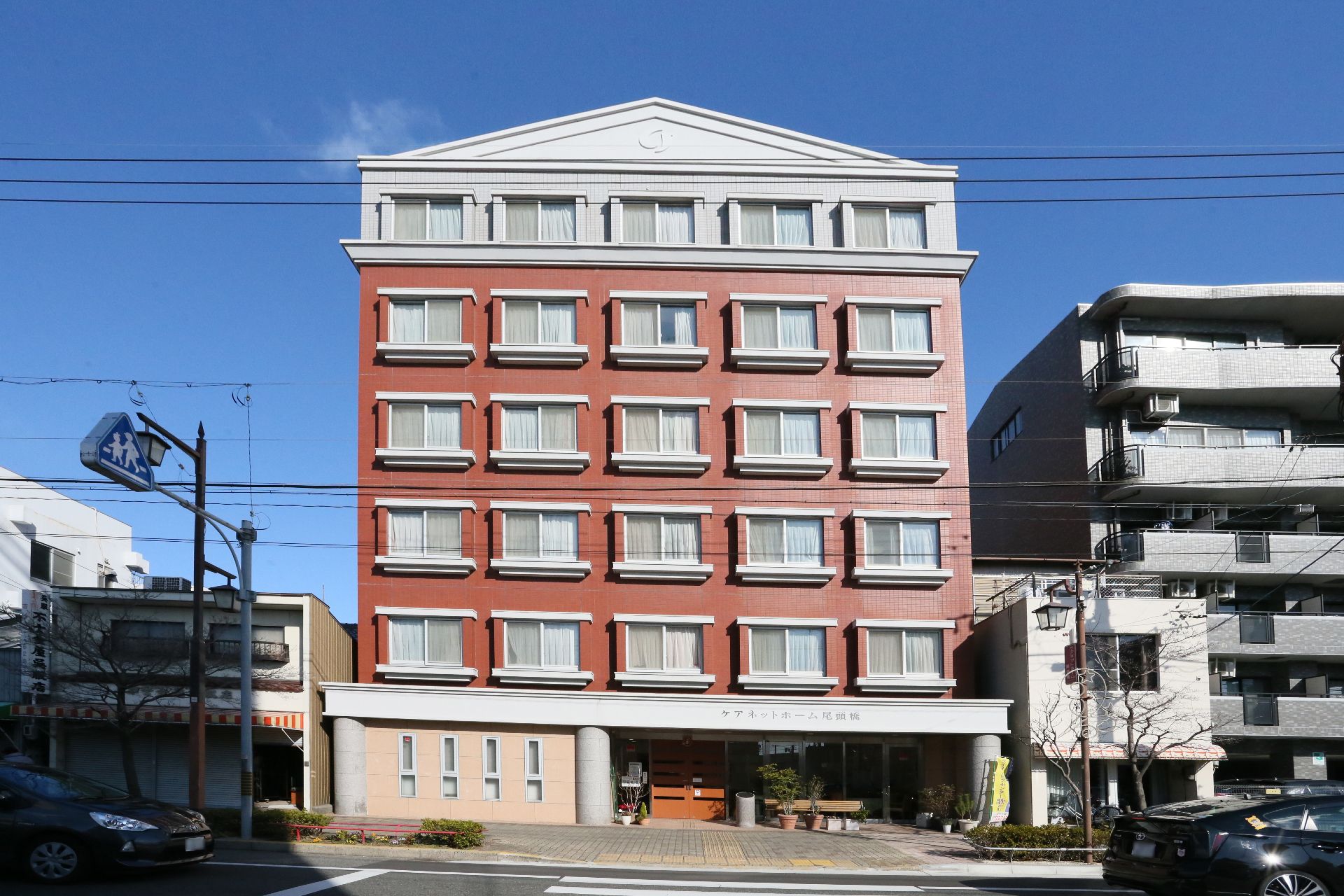介護付有料老人ホーム ソラスト尾頭橋。おしゃれで洋風、大きなホテルのような外観のオールバリアフリー建物となっております。