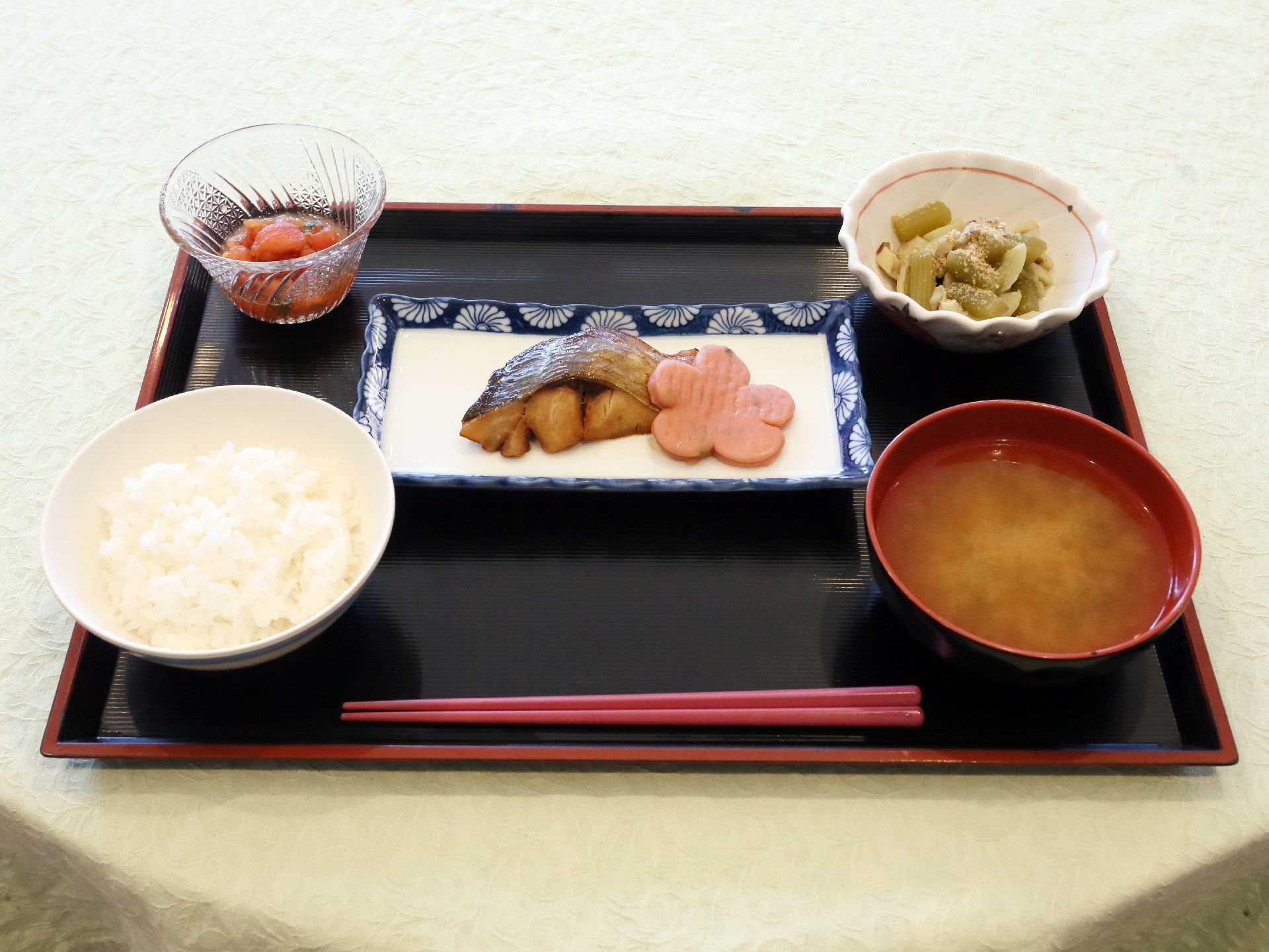 食事は栄養のバランスなど様々なことを考慮して作られている。食事はお盆に乗せて提供されることとなっている。