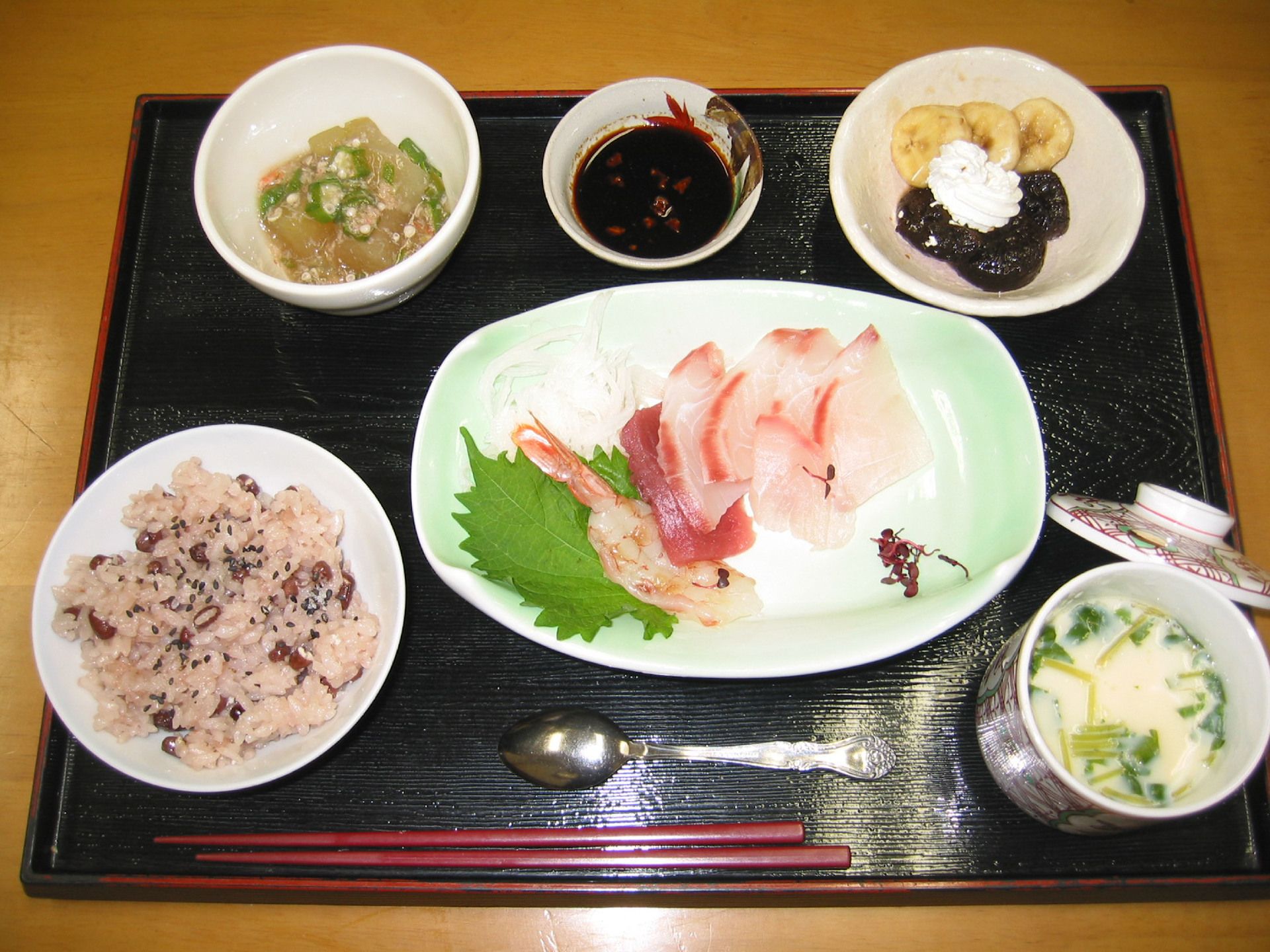 お赤飯にお刺身、茶わん蒸し、煮物等、お年よりの嗜好に合わせたメニューが並んでいる。食事が楽しみになるような献立も考えられている。