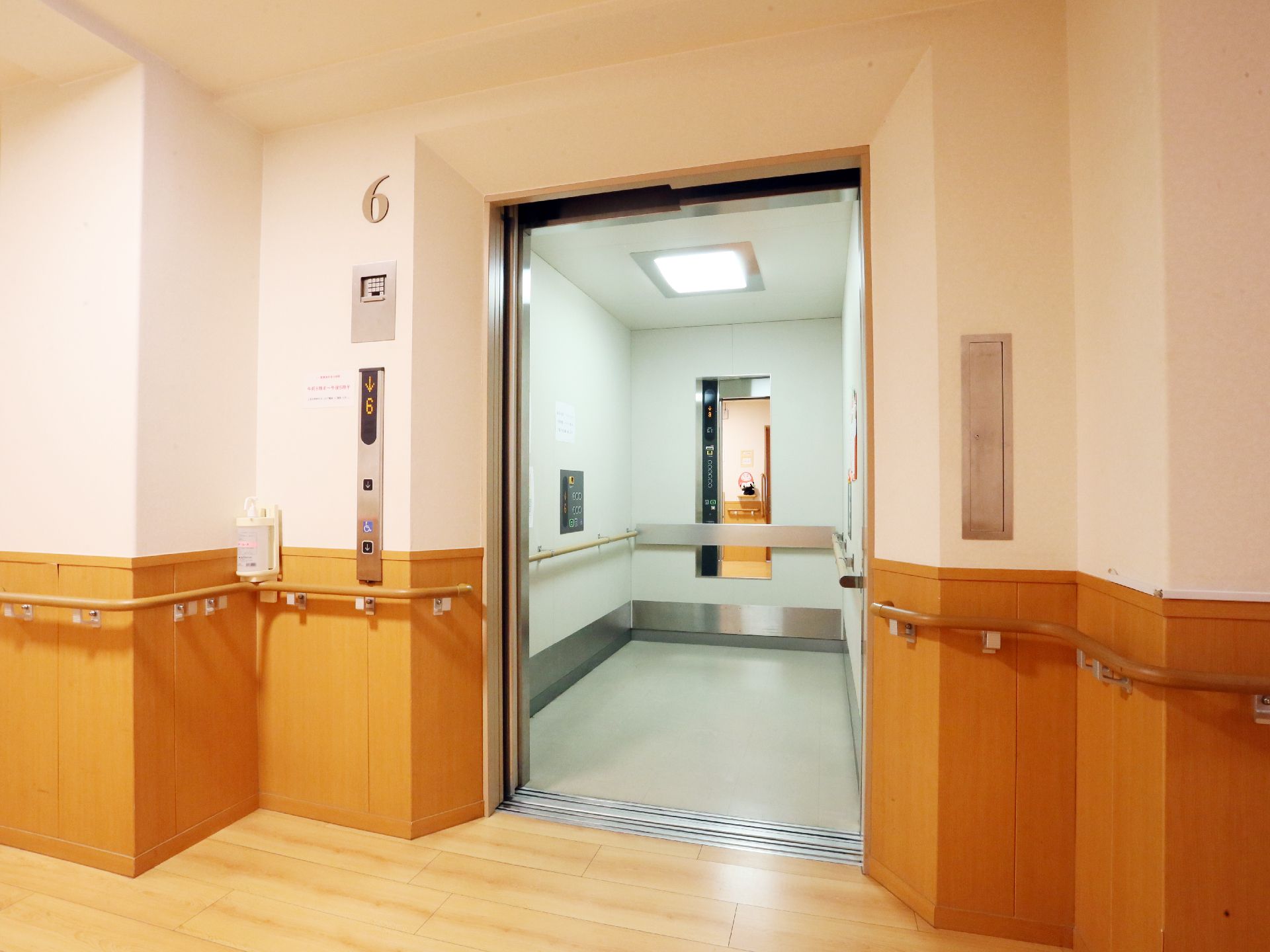 館内には、エレベーターが設置されている。エレベーターの周りの壁をはじめ、エレベーター内には手すりが設置されている。
