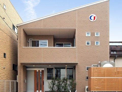 「グループホームソラスト白金」の外観。木造2階建ての施設で一軒家風の外観を彷彿とさせている。