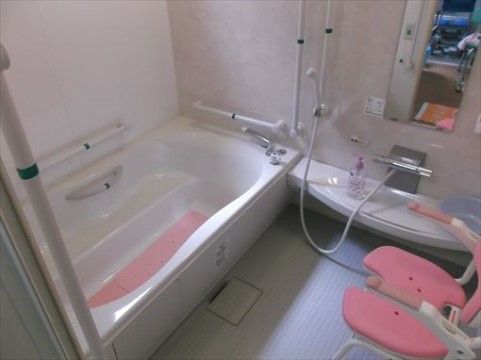 「あうん下新庄」の浴室。焦らずゆっくりと入浴ができ、浴槽下に滑り止めマットを敷いている。